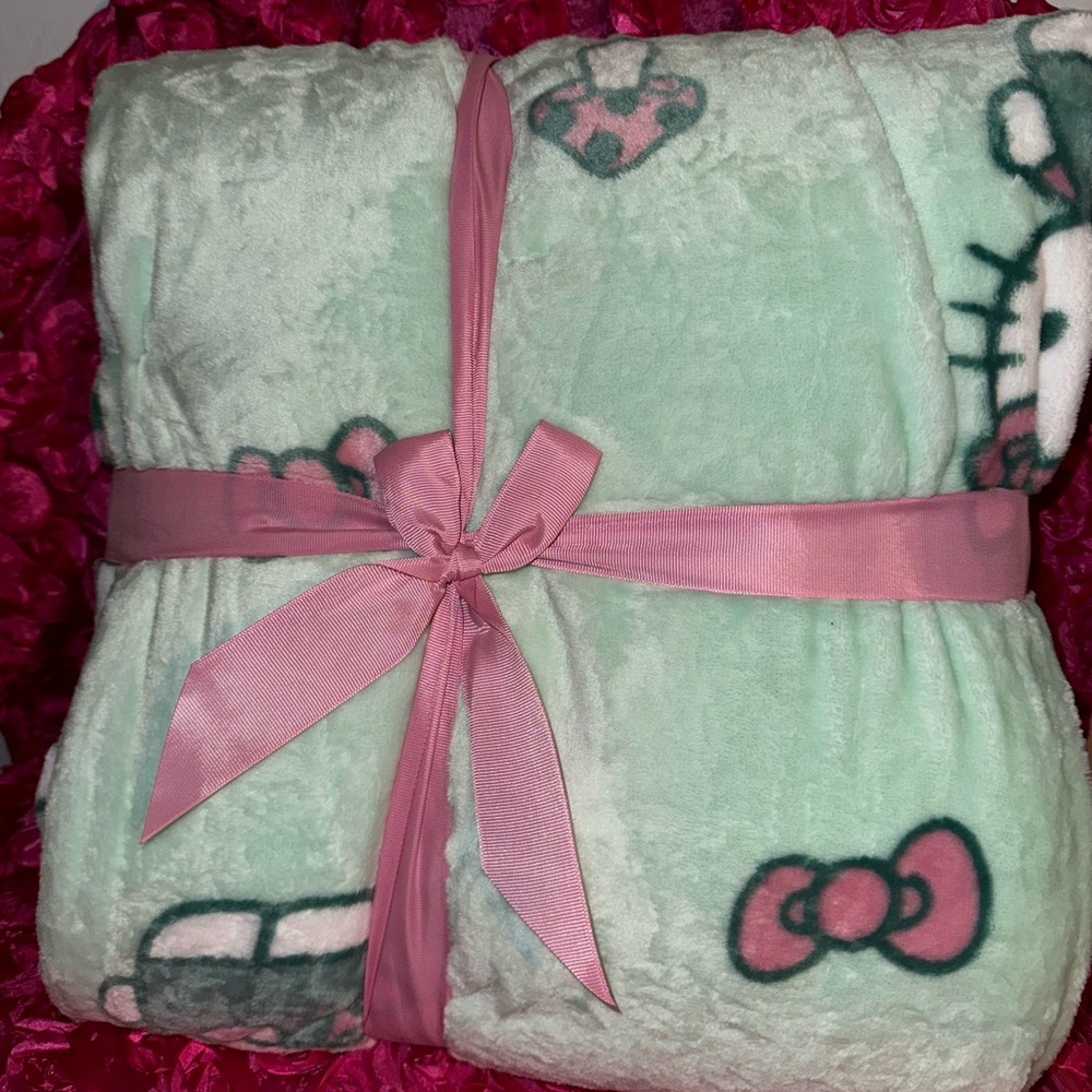 Hello kitty plush blanket 💚 - Picture 2 of 5
